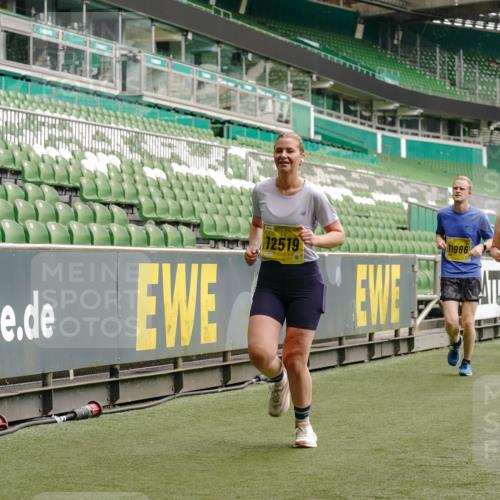 13.09.2026 - 21. swb-Marathon Bremen Michael Burmester http://msf.ph/oto/10450408 13.09.2026 10:31:03 Laufen im Stadion 10141, 10146, 10174, 10193, 10222, 10227, 10233, 10281, 10284, 10304, 10339, 10359, 10392, 10448, 10452, 10467, 10471, 10478, 10479, 10515, 10529, 10543, 10555, 10577, 10579, 10585, 10588, 10589, 10608, 10610, 10626, 10631, 10641, 10652, 10684, 10685, 10704, 10708, 10714, 10725, 10734, 10757, 10761, 10764, 10765, 10780, 10808, 10821, 10822, 10827, 10837, 10838, 10862, 10863, 10884, 10886, 10887, 10906, 10984, 11002, 11038, 11350, 11379 meine-sportfotos.de