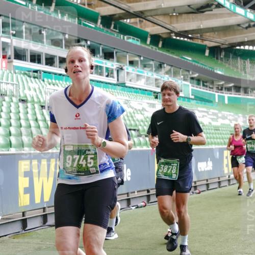 13.09.2026 - 21. swb-Marathon Bremen Michael Burmester http://msf.ph/oto/10450941 13.09.2026 13:09:32 Laufen im Stadion 164, 383, 391, 448, 532, 549, 551, 563, 625, 813, 869, 884, 898, 1025, 1072, 1124, 1150, 1180, 1285, 1289, 1398, 1559, 1688, 1855, 1867, 1880, 1899, 2041, 2208, 2229, 2232, 2243, 2268, 2380, 2413, 2429, 2441, 2467, 2471, 2525, 2530, 2553, 2573, 2594, 2635, 2692, 2714, 2717, 2727, 2785, 2823, 2841, 2897, 2920, 2930, 2931, 2941, 3032, 3063, 3086, 3291, 3316, 3327, 3333, 3398, 3437, 3707, 3769, 109 meine-sportfotos.de
