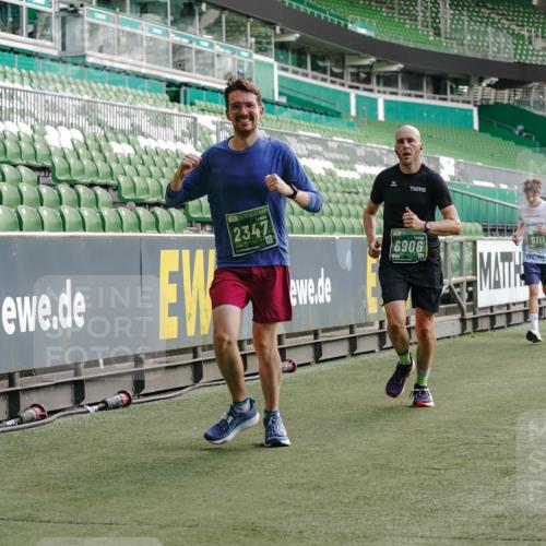 13.09.2026 - 21. swb-Marathon Bremen Michael Burmester http://msf.ph/oto/10451202 13.09.2026 12:49:36 Laufen im Stadion 382, 469, 524, 572, 663, 670, 779, 826, 899, 1349, 1513, 1517, 1605, 1723, 1748, 1872, 1925, 2052, 2130, 2287, 2288, 2291, 2347, 2360, 2605, 2750, 2844, 2909, 3043, 3110, 3127, 3197, 3276, 3330, 3625, 3647, 3973, 4033, 4082, 4247, 4384, 4732, 4743, 4852, 4898, 4990, 5111, 5377, 5383, 5424, 5517, 5570, 5585, 5594, 5636, 5648, 6267, 6652, 6692, 6842, 6906, 6951, 7064, 7109, 7115, 7121, 7636, 7876, 8877, 8973, 8981, 9035, 9429 meine-sportfotos.de