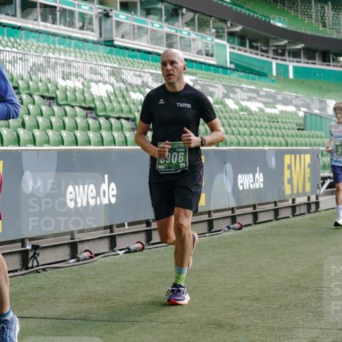 13.09.2026 - 21. swb-Marathon Bremen Michael Burmester http://msf.ph/oto/10451250 13.09.2026 12:49:37 Laufen im Stadion 382, 469, 524, 572, 663, 670, 779, 826, 899, 1349, 1513, 1517, 1605, 1723, 1748, 1872, 1925, 2052, 2130, 2287, 2288, 2291, 2347, 2360, 2605, 2750, 2844, 2909, 3043, 3110, 3127, 3197, 3276, 3330, 3625, 3647, 3973, 4033, 4082, 4247, 4384, 4732, 4743, 4852, 4898, 4990, 5111, 5314, 5377, 5383, 5424, 5517, 5570, 5585, 5594, 5636, 5648, 6267, 6652, 6692, 6842, 6906, 6951, 7064, 7109, 7115, 7121, 7636, 7876, 8877, 8973, 8981, 9035, 9429 meine-sportfotos.de