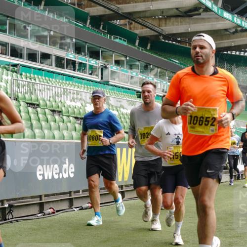 13.09.2026 - 21. swb-Marathon Bremen Michael Burmester http://msf.ph/oto/10453621 13.09.2026 10:32:06 Laufen im Stadion 10141, 10146, 10174, 10203, 10222, 10226, 10227, 10243, 10246, 10249, 10255, 10256, 10281, 10284, 10322, 10365, 10372, 10410, 10443, 10448, 10471, 10478, 10479, 10486, 10503, 10517, 10518, 10529, 10540, 10543, 10550, 10555, 10565, 10577, 10579, 10589, 10608, 10610, 10626, 10631, 10646, 10670, 10675, 10684, 10685, 10690, 10703, 10704, 10707, 10708, 10721, 10725, 10757, 10771, 10821, 10822, 10838, 10886, 11350, 11379 meine-sportfotos.de