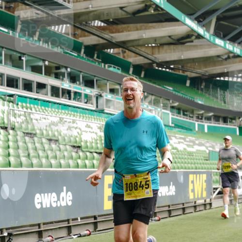 13.09.2026 - 21. swb-Marathon Bremen Michael Burmester http://msf.ph/oto/10454410 13.09.2026 10:32:25 Laufen im Stadion 10067, 10078, 10141, 10146, 10166, 10203, 10222, 10226, 10243, 10246, 10249, 10255, 10256, 10284, 10300, 10322, 10365, 10372, 10374, 10379, 10383, 10394, 10410, 10443, 10471, 10478, 10479, 10486, 10494, 10503, 10517, 10518, 10529, 10540, 10543, 10550, 10555, 10565, 10577, 10579, 10589, 10608, 10610, 10626, 10631, 10646, 10670, 10675, 10684, 10685, 10690, 10703, 10704, 10707, 10708, 10721, 10725, 10728, 10771, 10794, 11350, 11379 meine-sportfotos.de