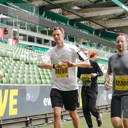13.09.2026 - 21. swb-Marathon Bremen Michael Burmester http://msf.ph/oto/10455027 13.09.2026 10:32:40 Laufen im Stadion 10067, 10078, 10146, 10166, 10184, 10203, 10211, 10222, 10226, 10243, 10246, 10249, 10255, 10256, 10300, 10322, 10365, 10372, 10374, 10379, 10383, 10394, 10408, 10410, 10443, 10471, 10478, 10479, 10486, 10494, 10503, 10517, 10518, 10529, 10530, 10540, 10543, 10550, 10555, 10565, 10579, 10589, 10608, 10610, 10626, 10631, 10646, 10670, 10673, 10675, 10690, 10703, 10704, 10707, 10708, 10721, 10725, 10728, 10745, 10749, 10750, 10771, 10794 meine-sportfotos.de