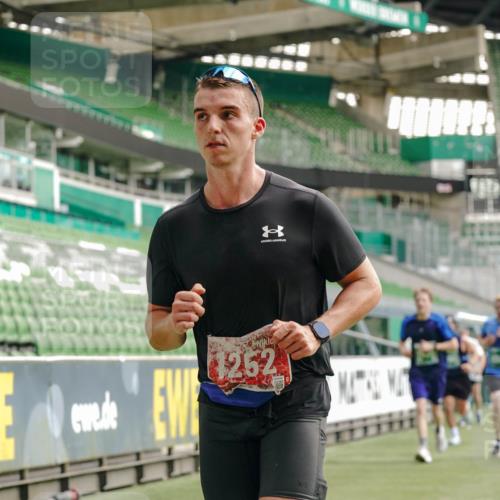 13.09.2026 - 21. swb-Marathon Bremen Michael Burmester http://msf.ph/oto/10455277 13.09.2026 12:52:50 Laufen im Stadion 102, 107, 145, 235, 313, 376, 541, 560, 615, 616, 683, 696, 734, 740, 755, 792, 863, 982, 985, 987, 1033, 1043, 1056, 1146, 1162, 1232, 1252, 1297, 1433, 1445, 1492, 1528, 1542, 1646, 1664, 1704, 1707, 1814, 1955, 2007, 2008, 2043, 2203, 2280, 2350, 2362, 2401, 2422, 2447, 2454, 2480, 2498, 2759, 2767, 2820, 2847, 2858, 2997, 3085, 3149, 3236, 3336, 3362, 3448, 3566, 3703, 3830, 3899, 3988, 4165, 4283, 4429, 4475, 4571, 4573, 4605, 4895, 5079, 5152, 5168, 5379 meine-sportfotos.de