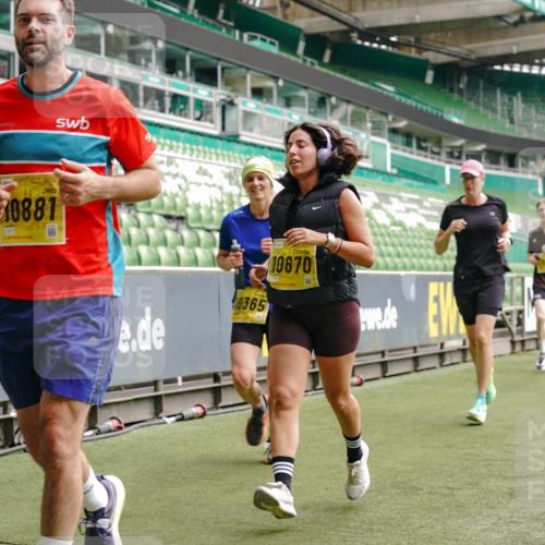 13.09.2026 - 21. swb-Marathon Bremen Michael Burmester http://msf.ph/oto/10455508 13.09.2026 10:32:48 Laufen im Stadion 10067, 10078, 10146, 10166, 10184, 10203, 10211, 10222, 10226, 10236, 10243, 10246, 10249, 10255, 10256, 10300, 10322, 10365, 10372, 10374, 10379, 10383, 10394, 10408, 10410, 10423, 10443, 10486, 10494, 10503, 10517, 10518, 10529, 10530, 10540, 10543, 10550, 10555, 10565, 10589, 10608, 10610, 10626, 10631, 10646, 10670, 10673, 10675, 10687, 10690, 10703, 10704, 10707, 10708, 10721, 10725, 10728, 10745, 10749, 10750, 10771, 10788, 10794, 10809 meine-sportfotos.de