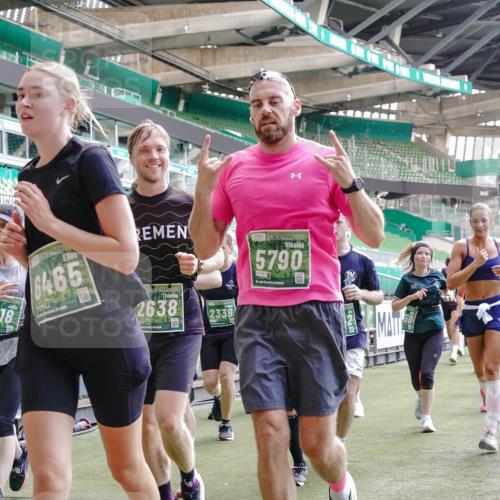 13.09.2026 - 21. swb-Marathon Bremen Michael Burmester http://msf.ph/oto/10455736 13.09.2026 13:11:03 Laufen im Stadion 164, 265, 373, 448, 581, 703, 869, 984, 1113, 1180, 1738, 1851, 1855, 1867, 1894, 1936, 1952, 1967, 2202, 2232, 2268, 2281, 2284, 2299, 2330, 2333, 2339, 2342, 2353, 2426, 2432, 2443, 2530, 2531, 2553, 2573, 2589, 2594, 2654, 2659, 2669, 2682, 2714, 2717, 2784, 2785, 2804, 2819, 2822, 2836, 2907, 2920, 2932, 2976, 3026, 3027, 3063, 3079, 3082, 3086, 3089, 3122, 3159, 3174, 3207, 3208, 3291, 3328, 3349, 3352, 3370, 3409, 3410, 3470, 3549, 3769, 551 meine-sportfotos.de
