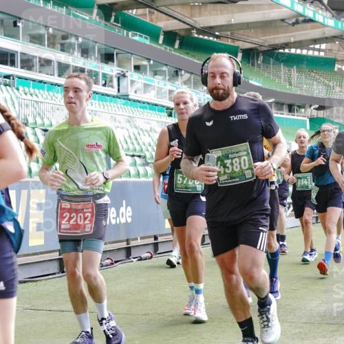13.09.2026 - 21. swb-Marathon Bremen Michael Burmester http://msf.ph/oto/10456836 13.09.2026 13:11:24 Laufen im Stadion 265, 373, 581, 703, 843, 984, 1113, 1226, 1435, 1738, 1849, 1851, 1855, 1867, 1894, 1936, 1952, 1967, 2202, 2248, 2268, 2281, 2284, 2299, 2330, 2333, 2339, 2342, 2353, 2375, 2377, 2398, 2426, 2432, 2443, 2530, 2531, 2553, 2589, 2654, 2659, 2669, 2673, 2682, 2714, 2784, 2785, 2804, 2819, 2822, 2836, 2850, 2907, 2932, 2976, 3026, 3027, 3079, 3082, 3089, 3122, 3159, 3174, 3207, 3208, 3308, 3328, 3349, 3352, 3370, 3409, 3410, 3470, 3549, 551 meine-sportfotos.de