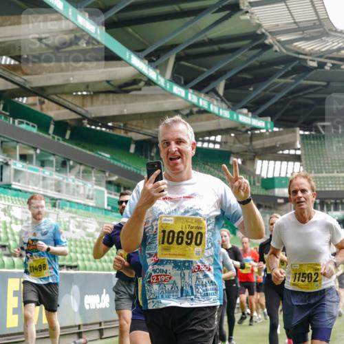 13.09.2026 - 21. swb-Marathon Bremen Michael Burmester http://msf.ph/oto/10458434 13.09.2026 10:33:46 Laufen im Stadion 10018, 10067, 10078, 10166, 10177, 10184, 10203, 10211, 10226, 10236, 10240, 10243, 10249, 10254, 10256, 10297, 10300, 10322, 10355, 10356, 10365, 10372, 10374, 10379, 10383, 10394, 10408, 10415, 10423, 10428, 10460, 10486, 10494, 10530, 10550, 10565, 10578, 10604, 10668, 10669, 10670, 10673, 10675, 10687, 10691, 10699, 10700, 10707, 10721, 10728, 10745, 10749, 10750, 10771, 10772, 10787, 10788, 10794, 10809, 10828, 10857, 10914, 11126, 11162, 11343 meine-sportfotos.de