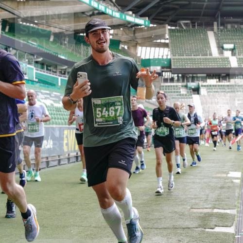 13.09.2026 - 21. swb-Marathon Bremen Michael Burmester http://msf.ph/oto/10458949 13.09.2026 13:11:53 Laufen im Stadion 118, 265, 373, 514, 581, 703, 843, 984, 1113, 1226, 1286, 1334, 1435, 1738, 1849, 1851, 1894, 1936, 1952, 1967, 2248, 2281, 2284, 2299, 2330, 2333, 2336, 2342, 2353, 2375, 2377, 2398, 2426, 2432, 2443, 2505, 2531, 2589, 2654, 2659, 2669, 2673, 2765, 2784, 2804, 2815, 2819, 2822, 2836, 2850, 2895, 2907, 2932, 2963, 2966, 2976, 3026, 3027, 3079, 3082, 3143, 3155, 3159, 3174, 3207, 3208, 3308, 3328, 3349, 3352, 3370, 3409, 3470, 3549, 551 meine-sportfotos.de