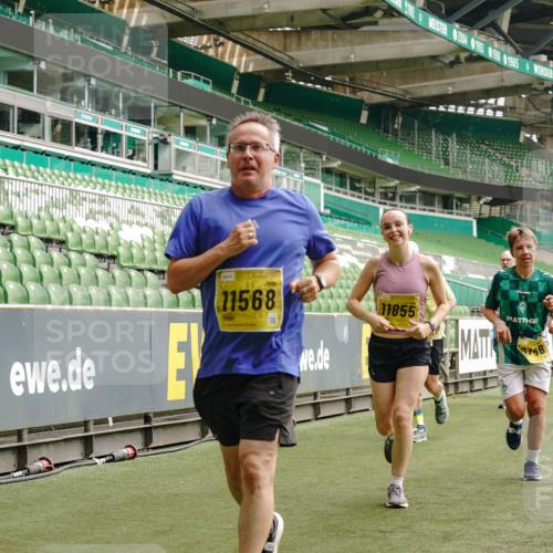 13.09.2026 - 21. swb-Marathon Bremen Michael Burmester http://msf.ph/oto/10461941 13.09.2026 10:34:34 Laufen im Stadion 10018, 10078, 10093, 10144, 10147, 10157, 10177, 10184, 10185, 10211, 10236, 10240, 10254, 10297, 10355, 10356, 10367, 10368, 10369, 10377, 10408, 10415, 10423, 10427, 10428, 10460, 10485, 10528, 10530, 10559, 10578, 10604, 10639, 10668, 10669, 10673, 10677, 10687, 10691, 10699, 10700, 10715, 10745, 10749, 10750, 10772, 10787, 10788, 10809, 10828, 10857, 10914, 10928, 11126, 11162, 11343, 11803, 11965, 10146, 10222 meine-sportfotos.de