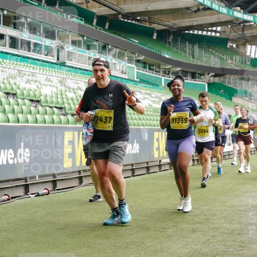 13.09.2026 - 21. swb-Marathon Bremen Michael Burmester http://msf.ph/oto/10463064 13.09.2026 10:34:50 Laufen im Stadion 10018, 10093, 10144, 10147, 10157, 10173, 10175, 10177, 10181, 10185, 10236, 10240, 10245, 10254, 10297, 10309, 10355, 10356, 10367, 10368, 10369, 10377, 10415, 10423, 10427, 10428, 10460, 10485, 10492, 10528, 10559, 10578, 10604, 10636, 10639, 10668, 10669, 10673, 10677, 10687, 10691, 10699, 10700, 10715, 10772, 10787, 10788, 10809, 10828, 10857, 10914, 10928, 11126, 11162, 11343, 11803, 11965, 10146, 10222 meine-sportfotos.de