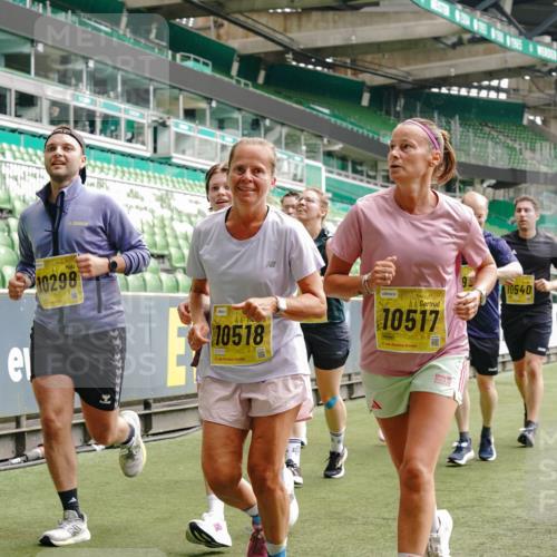 13.09.2026 - 21. swb-Marathon Bremen Michael Burmester http://msf.ph/oto/10463492 13.09.2026 10:34:55 Laufen im Stadion 10018, 10093, 10144, 10147, 10157, 10173, 10175, 10177, 10181, 10182, 10185, 10236, 10240, 10245, 10254, 10297, 10309, 10355, 10356, 10367, 10368, 10369, 10377, 10415, 10423, 10427, 10428, 10460, 10485, 10492, 10528, 10559, 10578, 10604, 10617, 10636, 10639, 10668, 10669, 10677, 10687, 10691, 10699, 10700, 10715, 10772, 10787, 10788, 10809, 10828, 10857, 10914, 10928, 11126, 11162, 11343, 11803, 11965, 10146, 10222 meine-sportfotos.de