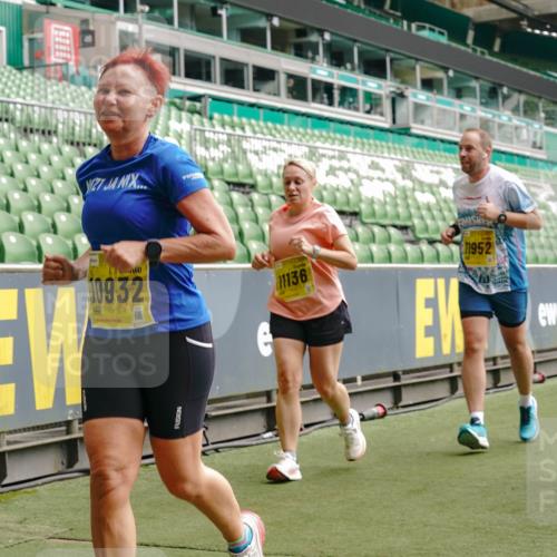 13.09.2026 - 21. swb-Marathon Bremen Michael Burmester http://msf.ph/oto/10464464 13.09.2026 10:35:11 Laufen im Stadion 10093, 10144, 10147, 10152, 10157, 10173, 10175, 10177, 10181, 10182, 10185, 10195, 10240, 10245, 10254, 10306, 10309, 10355, 10356, 10357, 10367, 10368, 10369, 10377, 10409, 10415, 10427, 10460, 10473, 10477, 10485, 10492, 10528, 10559, 10604, 10617, 10636, 10639, 10668, 10669, 10671, 10672, 10677, 10691, 10699, 10700, 10715, 10772, 10828, 10857, 10914, 10928, 11126, 11162, 11343, 11803, 11965, 10146, 10222 meine-sportfotos.de