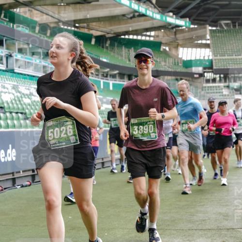 13.09.2026 - 21. swb-Marathon Bremen Michael Burmester http://msf.ph/oto/10464748 13.09.2026 13:13:03 Laufen im Stadion 118, 183, 270, 278, 349, 514, 576, 600, 695, 702, 703, 843, 933, 950, 1005, 1113, 1143, 1226, 1286, 1334, 1426, 1435, 1596, 1641, 1849, 1851, 1936, 1991, 2005, 2035, 2079, 2248, 2264, 2336, 2375, 2377, 2387, 2398, 2426, 2439, 2457, 2461, 2478, 2505, 2612, 2659, 2665, 2673, 2684, 2693, 2765, 2773, 2792, 2815, 2816, 2822, 2850, 2860, 2884, 2895, 2921, 2963, 2966, 2972, 2975, 3016, 3027, 3079, 3111, 3143, 3155, 3209, 3253, 3277, 3293, 3304, 3308, 3313, 3328, 3349, 3434 meine-sportfotos.de