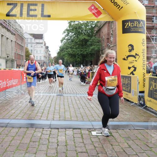 13.09.2026 - Kiel Lauf Yannick Fuchs http://msf.ph/oto/10465050 13.09.2026 09:57:44 Ziel 818, 1296, 2406, 3317, 4808, 8853, 9998, 10943, 130, 1122, 2486, 3114, 3427, 4097, 4567, 4568, 4631, 5776, 6173, 6243, 6735, 6932, 7358, 7359, 7786, 8103, 8113, 11014, 11095, 11245, 12507, 5688, 6253, 8352, 130, 4568, 4631, 5468, 11042 meine-sportfotos.de