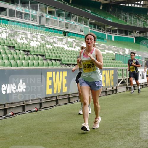 13.09.2026 - 21. swb-Marathon Bremen Michael Burmester http://msf.ph/oto/10466941 13.09.2026 10:35:47 Laufen im Stadion 10093, 10144, 10147, 10152, 10157, 10160, 10173, 10175, 10181, 10182, 10185, 10187, 10195, 10245, 10251, 10263, 10272, 10275, 10278, 10291, 10306, 10309, 10338, 10356, 10357, 10367, 10368, 10369, 10377, 10382, 10403, 10409, 10411, 10420, 10427, 10439, 10473, 10477, 10481, 10485, 10492, 10528, 10531, 10559, 10560, 10569, 10607, 10617, 10636, 10639, 10669, 10671, 10672, 10677, 10715, 10828, 10914, 10928, 11162, 11343, 11803, 11965, 10146, 10222 meine-sportfotos.de