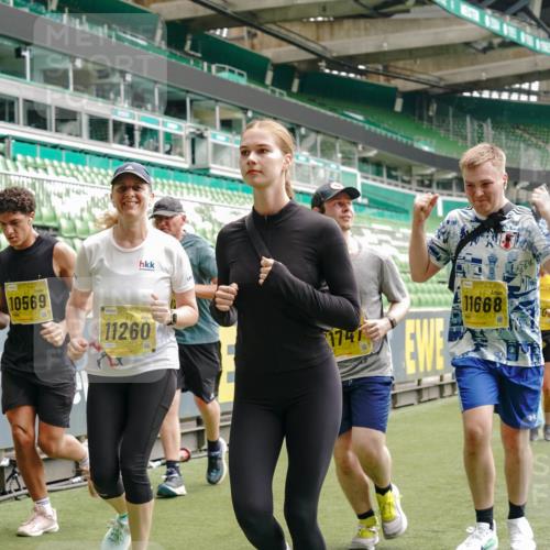 13.09.2026 - 21. swb-Marathon Bremen Michael Burmester http://msf.ph/oto/10470537 13.09.2026 10:36:33 Laufen im Stadion 10092, 10144, 10152, 10153, 10154, 10160, 10173, 10175, 10181, 10182, 10186, 10187, 10195, 10198, 10237, 10245, 10251, 10257, 10263, 10272, 10275, 10278, 10291, 10296, 10306, 10309, 10327, 10331, 10332, 10338, 10357, 10377, 10382, 10390, 10403, 10409, 10411, 10420, 10427, 10429, 10439, 10444, 10473, 10477, 10481, 10492, 10497, 10500, 10516, 10528, 10531, 10560, 10569, 10607, 10613, 10617, 10633, 10636, 10647, 10648, 10659, 10663, 10671, 10672, 10715 meine-sportfotos.de