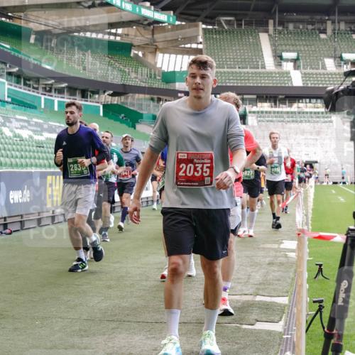 13.09.2026 - 21. swb-Marathon Bremen Michael Burmester http://msf.ph/oto/10471366 13.09.2026 13:14:39 Laufen im Stadion 263, 266, 270, 278, 300, 414, 460, 576, 600, 631, 768, 950, 956, 1005, 1008, 1047, 1392, 1408, 1426, 1573, 1596, 1818, 1819, 2024, 2035, 2079, 2233, 2235, 2314, 2359, 2385, 2387, 2412, 2457, 2466, 2484, 2494, 2521, 2540, 2564, 2612, 2690, 2691, 2693, 2737, 2760, 2783, 2816, 2829, 2838, 2859, 2861, 2865, 2887, 2921, 2958, 2972, 2978, 3016, 3111, 3157, 3209, 3277, 3304, 3355, 3378, 3405, 3428, 3653, 3661, 3670, 3680, 3829, 4034, 4080, 4306, 703 meine-sportfotos.de