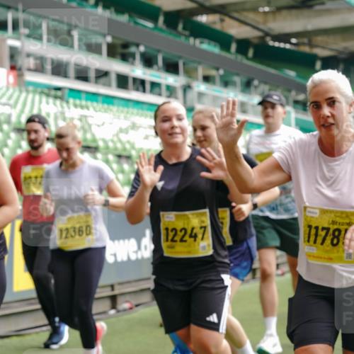 13.09.2026 - 21. swb-Marathon Bremen Michael Burmester http://msf.ph/oto/10473717 13.09.2026 10:38:00 Laufen im Stadion 10090, 10091, 10092, 10150, 10153, 10154, 10168, 10186, 10188, 10190, 10198, 10205, 10237, 10257, 10259, 10260, 10273, 10274, 10283, 10296, 10305, 10315, 10323, 10327, 10331, 10332, 10370, 10375, 10376, 10390, 10429, 10432, 10444, 10465, 10488, 10497, 10500, 10516, 10526, 10598, 10613, 10633, 10645, 10647, 10648, 10654, 10659, 10661, 10663, 10674, 10681, 10682, 10695, 10697, 10802, 10823 meine-sportfotos.de