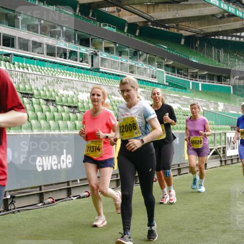 13.09.2026 - 21. swb-Marathon Bremen Michael Burmester http://msf.ph/oto/10474026 13.09.2026 10:38:10 Laufen im Stadion 10090, 10091, 10092, 10150, 10153, 10154, 10168, 10186, 10188, 10190, 10198, 10205, 10237, 10259, 10260, 10273, 10274, 10283, 10296, 10305, 10315, 10323, 10327, 10331, 10332, 10370, 10375, 10376, 10432, 10444, 10465, 10488, 10497, 10500, 10516, 10526, 10595, 10598, 10613, 10630, 10633, 10645, 10647, 10648, 10654, 10659, 10661, 10663, 10674, 10681, 10682, 10695, 10697, 10802, 10823 meine-sportfotos.de