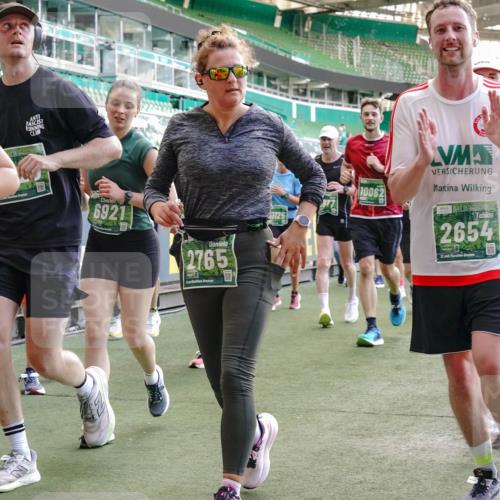 13.09.2026 - 21. swb-Marathon Bremen Michael Burmester http://msf.ph/oto/10474226 13.09.2026 13:15:54 Laufen im Stadion 143, 153, 231, 263, 266, 300, 414, 598, 612, 653, 990, 1008, 1047, 1185, 1312, 1465, 1539, 1874, 2013, 2218, 2235, 2259, 2314, 2351, 2359, 2363, 2385, 2386, 2466, 2468, 2484, 2494, 2579, 2664, 2667, 2678, 2690, 2691, 2698, 2737, 2760, 2778, 2783, 2799, 2838, 2846, 2859, 2861, 2865, 2874, 2958, 2974, 2978, 2996, 3001, 3075, 3133, 3157, 3165, 3185, 3237, 3265, 3331, 3355, 3382, 3387, 3486, 3501, 3512, 3670, 3680, 3829, 4034, 4080, 4306, 703 meine-sportfotos.de