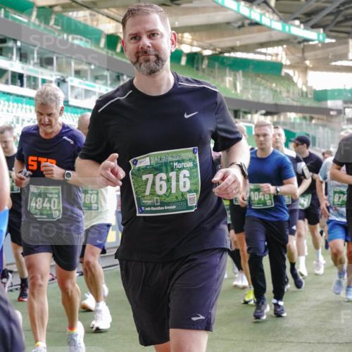 13.09.2026 - 21. swb-Marathon Bremen Michael Burmester http://msf.ph/oto/10474430 13.09.2026 13:15:59 Laufen im Stadion 134, 143, 153, 231, 263, 266, 271, 300, 414, 598, 612, 653, 990, 1047, 1185, 1312, 1465, 1539, 1825, 1874, 2013, 2218, 2235, 2259, 2351, 2359, 2363, 2381, 2385, 2386, 2466, 2468, 2484, 2494, 2562, 2579, 2664, 2667, 2678, 2690, 2691, 2698, 2737, 2760, 2778, 2783, 2799, 2846, 2859, 2861, 2865, 2874, 2958, 2974, 2996, 3001, 3075, 3133, 3157, 3165, 3185, 3237, 3265, 3331, 3355, 3366, 3382, 3387, 3486, 3501, 3512, 3670, 3680, 3829, 4034, 4080, 4306, 703 meine-sportfotos.de