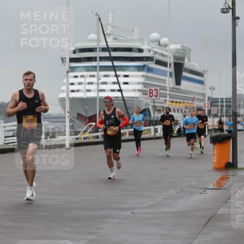 13.09.2026 - Kiel Lauf Andreas Tolksdorf http://msf.ph/oto/10474760 13.09.2026 11:46:43 Kiellinie 415, 2677, 459, 3 meine-sportfotos.de