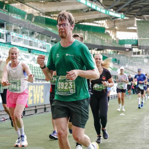 13.09.2026 - 21. swb-Marathon Bremen Michael Burmester http://msf.ph/oto/10475363 13.09.2026 13:16:29 Laufen im Stadion 134, 143, 153, 231, 263, 266, 267, 271, 449, 588, 598, 612, 653, 990, 1057, 1185, 1312, 1465, 1539, 1813, 1825, 1874, 1987, 2013, 2067, 2218, 2235, 2259, 2351, 2359, 2363, 2381, 2385, 2386, 2466, 2468, 2484, 2532, 2550, 2562, 2579, 2586, 2664, 2667, 2678, 2698, 2760, 2778, 2783, 2797, 2799, 2821, 2846, 2859, 2874, 2958, 2974, 2996, 3001, 3075, 3104, 3133, 3157, 3165, 3185, 3195, 3213, 3237, 3265, 3331, 3366, 3382, 3387, 3479, 3486, 3501, 3506, 3512, 3670, 3829 meine-sportfotos.de