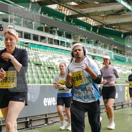 13.09.2026 - 21. swb-Marathon Bremen Michael Burmester http://msf.ph/oto/10475973 13.09.2026 10:39:07 Laufen im Stadion 10090, 10091, 10135, 10138, 10139, 10168, 10188, 10190, 10204, 10205, 10217, 10229, 10234, 10238, 10259, 10260, 10279, 10280, 10283, 10305, 10314, 10360, 10363, 10364, 10370, 10375, 10376, 10378, 10404, 10432, 10457, 10465, 10469, 10484, 10488, 10493, 10501, 10505, 10510, 10511, 10526, 10556, 10576, 10580, 10595, 10609, 10616, 10619, 10630, 10645, 10654, 10660, 10661, 10662, 10664, 10681, 10682, 10686, 10695, 10697, 10712, 10737, 10743, 10802, 10823 meine-sportfotos.de
