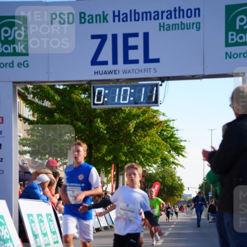 20.09.2026 - PSD Bank Halbmarathon LAZAROV Photography http://msf.ph/oto/10547921 20.09.2026 10:29:35 Ziel 102, 140, 228, 357, 368, 377, 434 meine-sportfotos.de