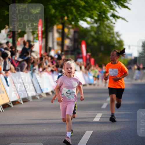 20.09.2026 - PSD Bank Halbmarathon LAZAROV Photography http://msf.ph/oto/10548012 20.09.2026 10:30:26 Ziel 110, 127, 275, 297, 397 meine-sportfotos.de