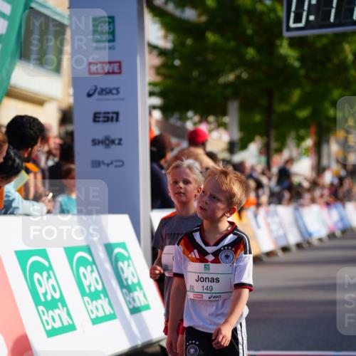 20.09.2026 - PSD Bank Halbmarathon LAZAROV Photography http://msf.ph/oto/10548066 20.09.2026 10:30:53 Ziel 121, 149, 304, 347, 355, 380, 430, 438 meine-sportfotos.de