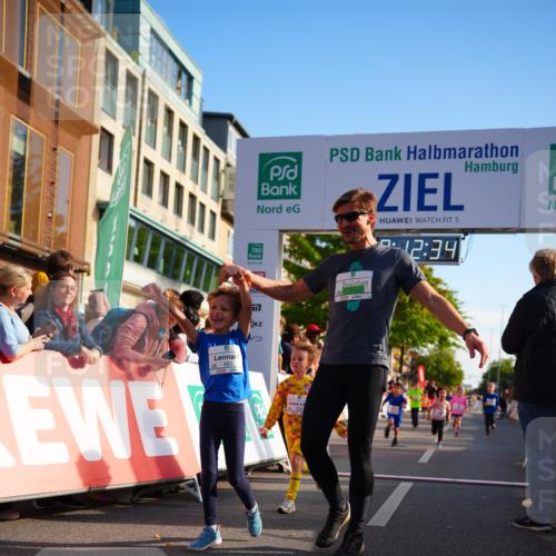 20.09.2026 - PSD Bank Halbmarathon LAZAROV Photography http://msf.ph/oto/10548182 20.09.2026 10:31:58 Ziel 225, 261, 336, 399, 416, 426, 427, 451, 458 meine-sportfotos.de