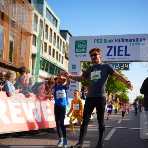 20.09.2026 - PSD Bank Halbmarathon LAZAROV Photography http://msf.ph/oto/10548183 20.09.2026 10:31:58 Ziel 225, 261, 336, 399, 416, 426, 427, 451, 458 meine-sportfotos.de