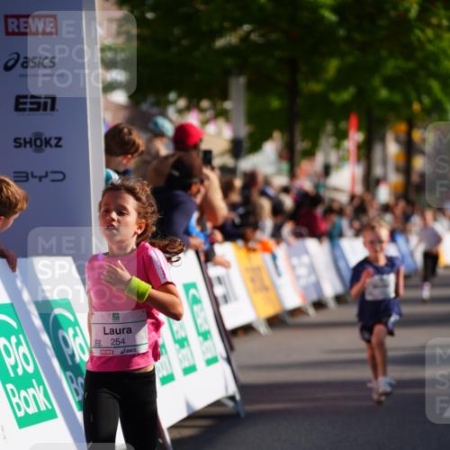 20.09.2026 - PSD Bank Halbmarathon LAZAROV Photography http://msf.ph/oto/10548361 20.09.2026 10:33:33 Ziel 106, 151, 254, 255, 402 meine-sportfotos.de