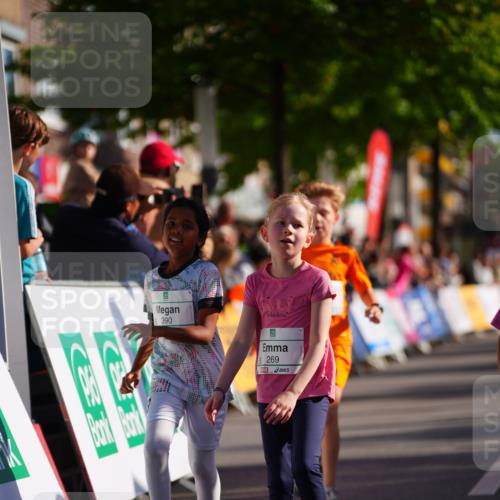 20.09.2026 - PSD Bank Halbmarathon LAZAROV Photography http://msf.ph/oto/10548433 20.09.2026 10:34:13 Ziel 148, 196, 269, 295, 376, 389, 390 meine-sportfotos.de