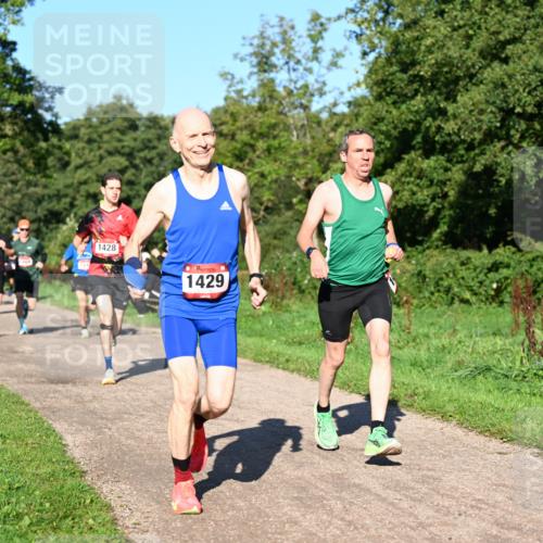 27.09.2026 - 34. Volkslauf durch das schöne Alstertal Dr. Thomas Lammeyer http://msf.ph/oto/10561379 27.09.2026 10:04:34 Laufen 1428, 1429 meine-sportfotos.de
