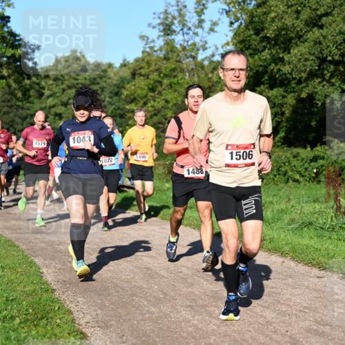 27.09.2026 - 35. Volkslauf durch das schöne Alstertal Dr. Thomas Lammeyer http://msf.ph/oto/10561758 27.09.2026 10:05:44 Laufen 1579, 1043, 1022, 1496, 1488, 1506, 3 meine-sportfotos.de