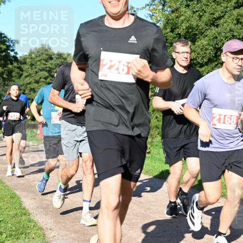 27.09.2026 - 35. Volkslauf durch das schöne Alstertal Dr. Thomas Lammeyer http://msf.ph/oto/10563294 27.09.2026 10:26:28 Laufen 2341, 226, 2168, 2960 meine-sportfotos.de