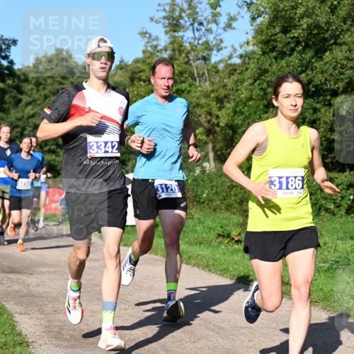 27.09.2026 - 35. Volkslauf durch das schöne Alstertal Dr. Thomas Lammeyer http://msf.ph/oto/10564079 27.09.2026 10:34:13 Laufen 3342, 3120, 3186 meine-sportfotos.de
