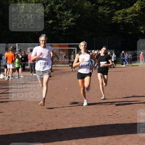 27.09.2026 - 35. Volkslauf durch das schöne Alstertal Strokosch-Dieckow http://msf.ph/oto/10565122 27.09.2026 11:12:38 Ziel 3377, 3412, 3414 meine-sportfotos.de