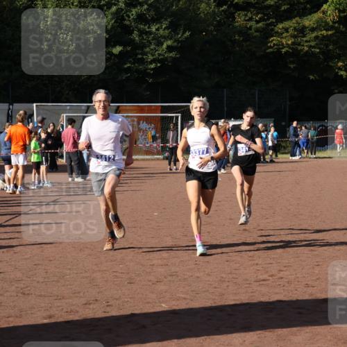 27.09.2026 - 35. Volkslauf durch das schöne Alstertal Strokosch-Dieckow http://msf.ph/oto/10565133 27.09.2026 11:12:37 Ziel 3377, 3412, 3414 meine-sportfotos.de
