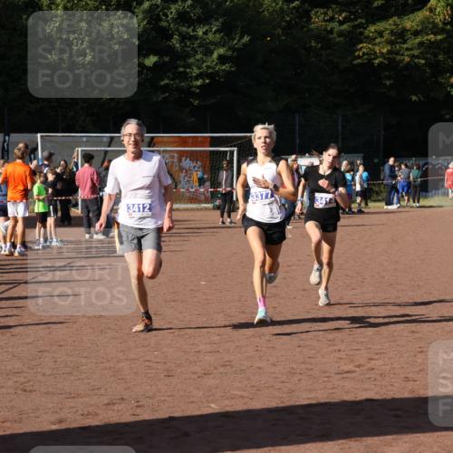 27.09.2026 - 35. Volkslauf durch das schöne Alstertal Strokosch-Dieckow http://msf.ph/oto/10565138 27.09.2026 11:12:37 Ziel 3377, 3412, 3414 meine-sportfotos.de
