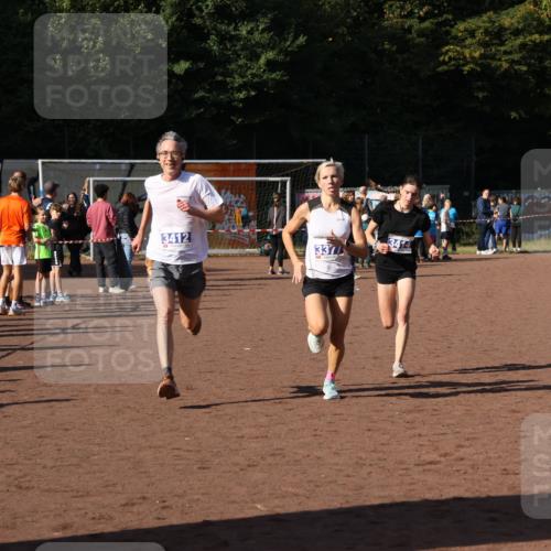 27.09.2026 - 35. Volkslauf durch das schöne Alstertal Strokosch-Dieckow http://msf.ph/oto/10565146 27.09.2026 11:12:37 Ziel 3377, 3412, 3414 meine-sportfotos.de
