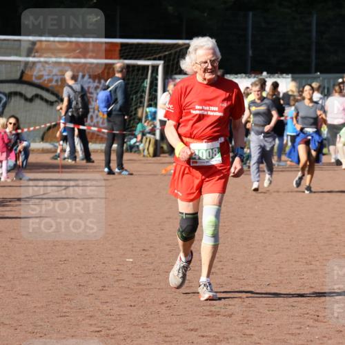 27.09.2026 - 35. Volkslauf durch das schöne Alstertal Strokosch-Dieckow http://msf.ph/oto/10565941 27.09.2026 11:07:15 Ziel 4008, 4045, 4046 meine-sportfotos.de