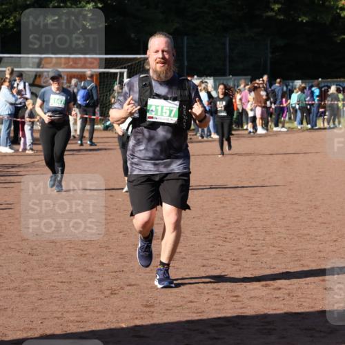 27.09.2026 - 35. Volkslauf durch das schöne Alstertal Strokosch-Dieckow http://msf.ph/oto/10566404 27.09.2026 11:04:42 Ziel 4106, 4146, 4147, 4157, 4178 meine-sportfotos.de