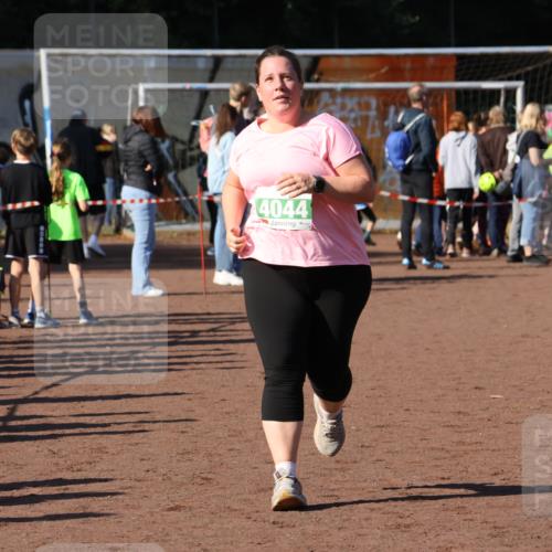 27.09.2026 - 35. Volkslauf durch das schöne Alstertal Strokosch-Dieckow http://msf.ph/oto/10566476 27.09.2026 11:04:20 Ziel 4044 meine-sportfotos.de