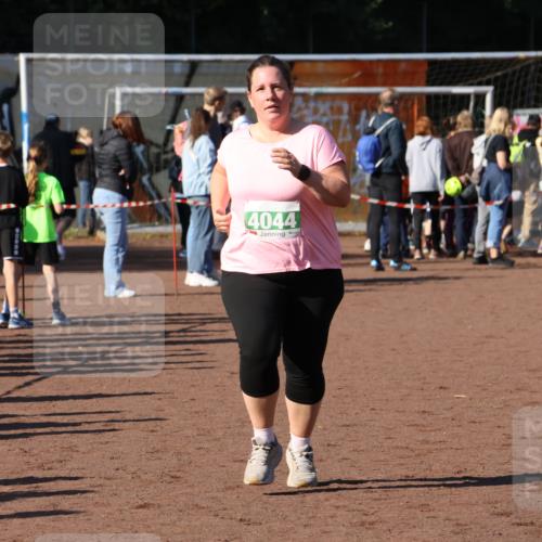 27.09.2026 - 35. Volkslauf durch das schöne Alstertal Strokosch-Dieckow http://msf.ph/oto/10566485 27.09.2026 11:04:20 Ziel 4044 meine-sportfotos.de