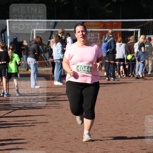 27.09.2026 - 35. Volkslauf durch das schöne Alstertal Strokosch-Dieckow http://msf.ph/oto/10566493 27.09.2026 11:04:20 Ziel 4044 meine-sportfotos.de