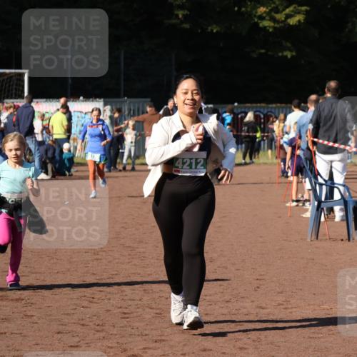 27.09.2026 - 35. Volkslauf durch das schöne Alstertal Strokosch-Dieckow http://msf.ph/oto/10566619 27.09.2026 11:03:43 Ziel 4135, 4212, 4950, 4961 meine-sportfotos.de
